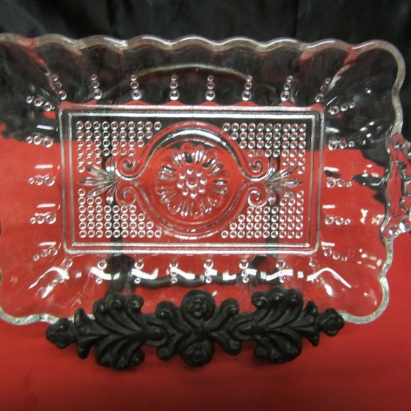 VINTAGE 50'S CLEAR PRESSED GLASS RELISH TRAY, DOTTED WITH FLOWER IN CENTER - Picture 2 of 7